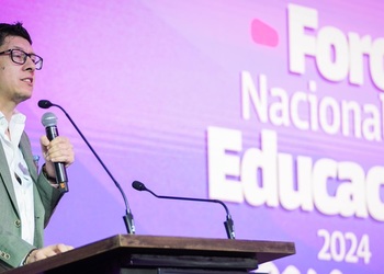 Ministro de Educación haciendo apertura del Foro Nacional de Educación