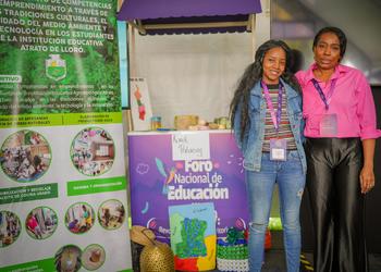 Profesora del Choco con estudiante representando a su region en el Foro Nacional de Educacion