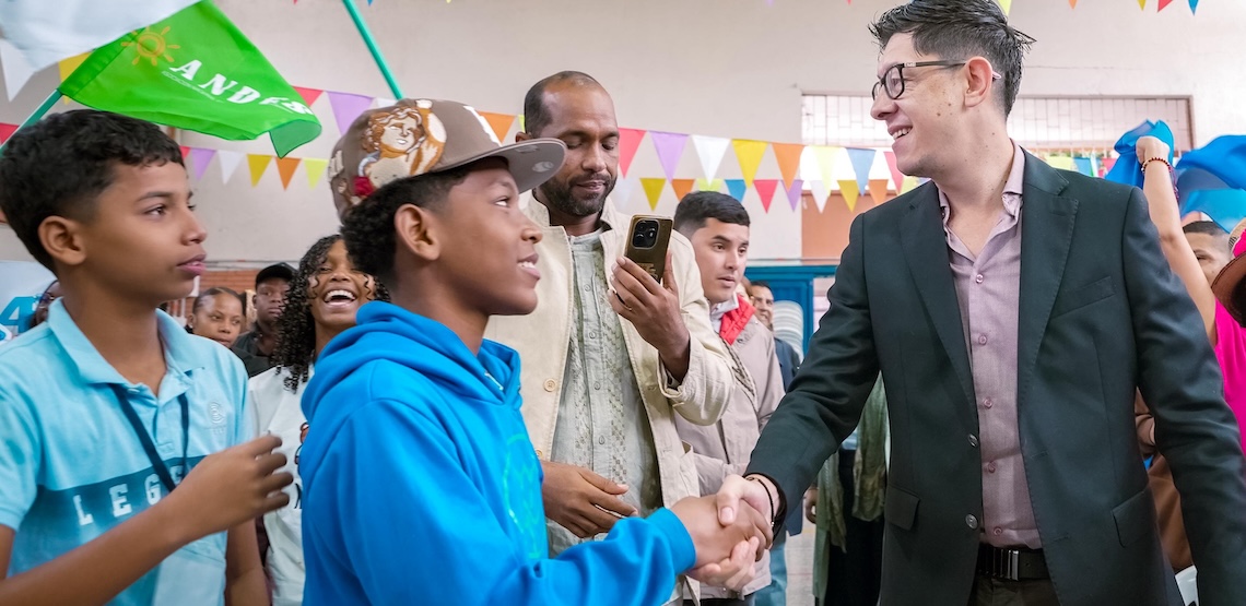 ministro con estudiantes de secundaria ministro con estudiantes de secundaria