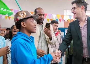 ministro con estudiantes de secundaria