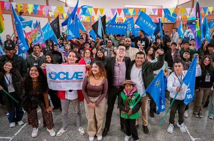ministro de educacion con estudiantes de secundaria