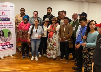 Foto de profesores en reunion sobre el plan decenal