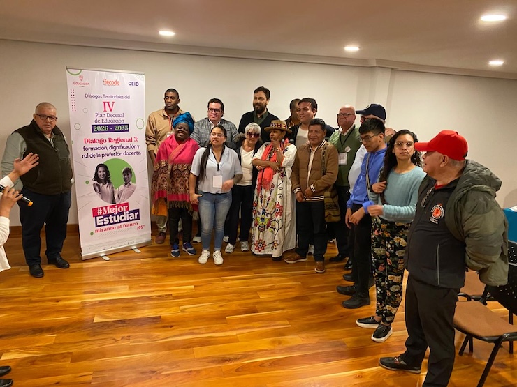 Foto de profesores en reunion sobre el plan decenal