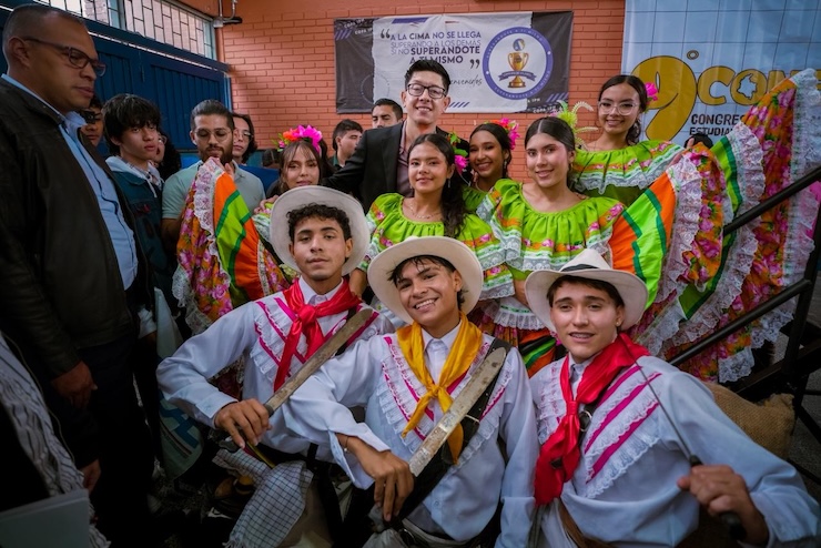 Cuatro jovenes sonriendo