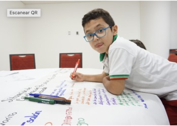 Niño estudiando
