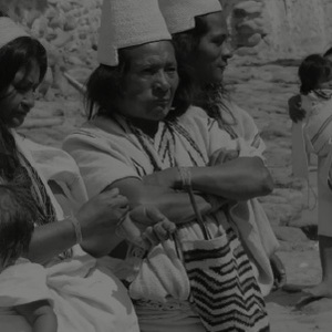 Comunidad indígena reunida en territorio ancestral