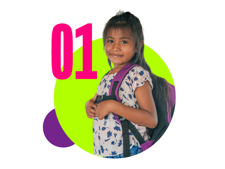 Niña sonriendo y usando morral morado Niña sonriendo y usando morral morado