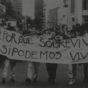 Protesta estudiantil con pancarta en calle.