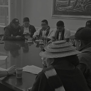 Reunión de líderes indígenas en mesa de diálogo.