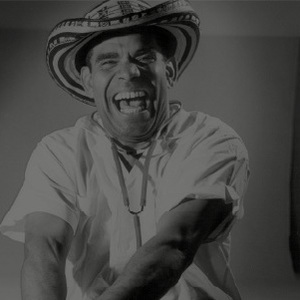 Hombre con sombrero vueltiao sonriendo.