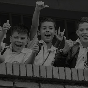 Niños celebrando en institución educativa.