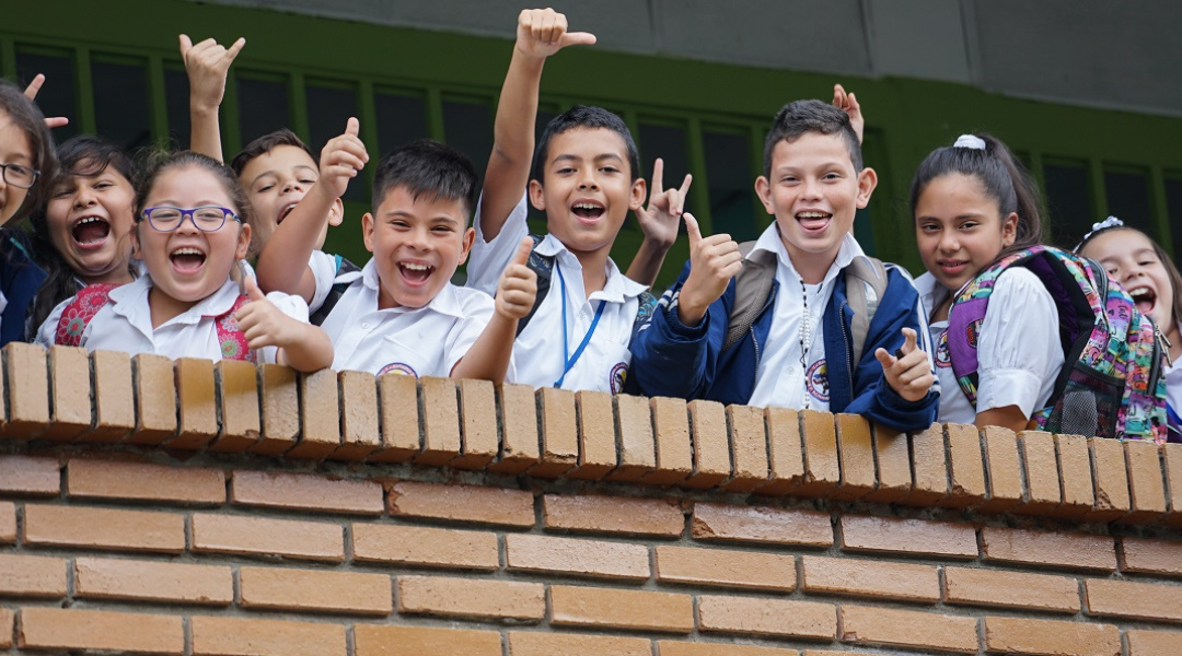 Fotografía de niños y niñas entrando a un colegio público en Colombia Fotografía de niños y niñas entrando a un colegio público en Colombia