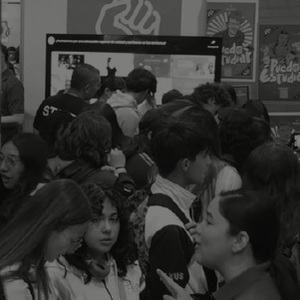 Jóvenes reunidos en evento educativo.