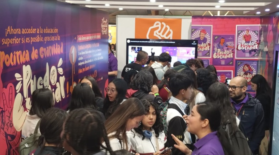Reunión de estudiantes en evento estudiantil Reunión de estudiantes en evento estudiantil