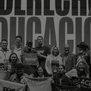 Grupo de ciudadanos en encuentro de democracia.