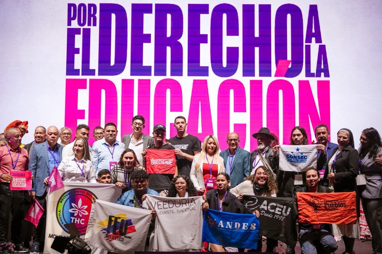 personas delante de pantalla con texto "Por el Derecho a la Educación" personas delante de pantalla con texto "Por el Derecho a la Educación"